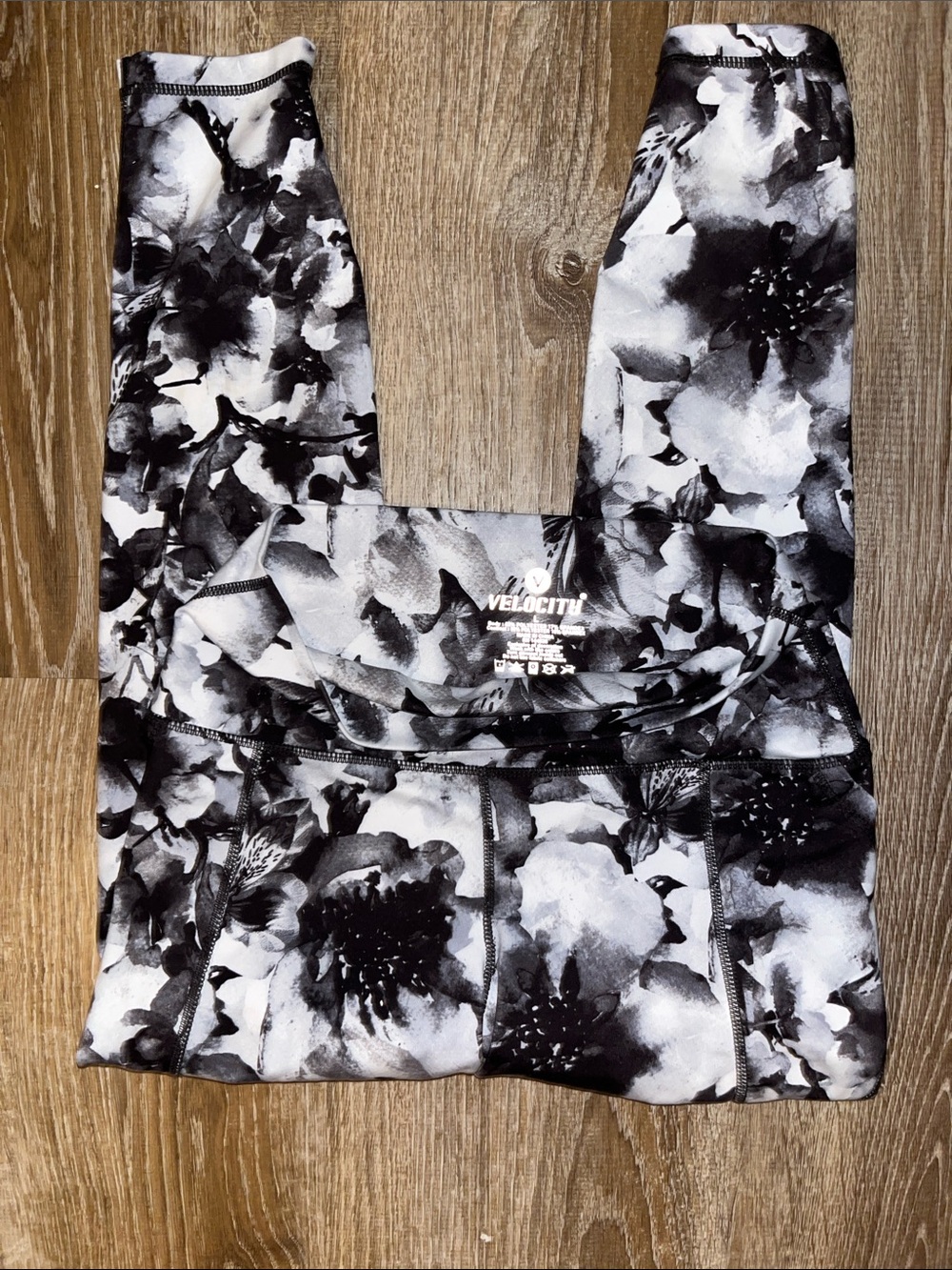 Velocity Black & White Floral scrunch leggings nwot